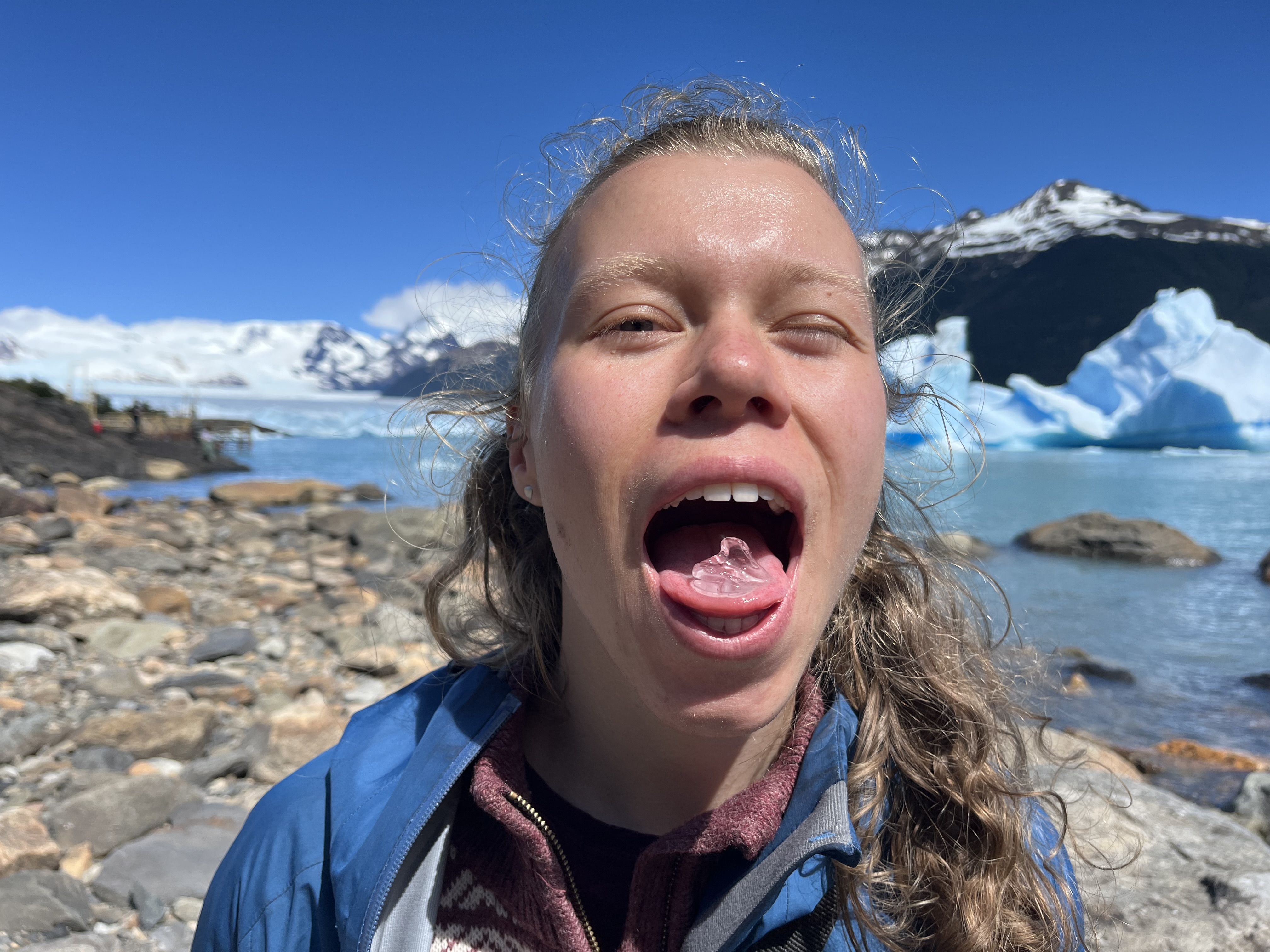 antje-probiert-gletschereis