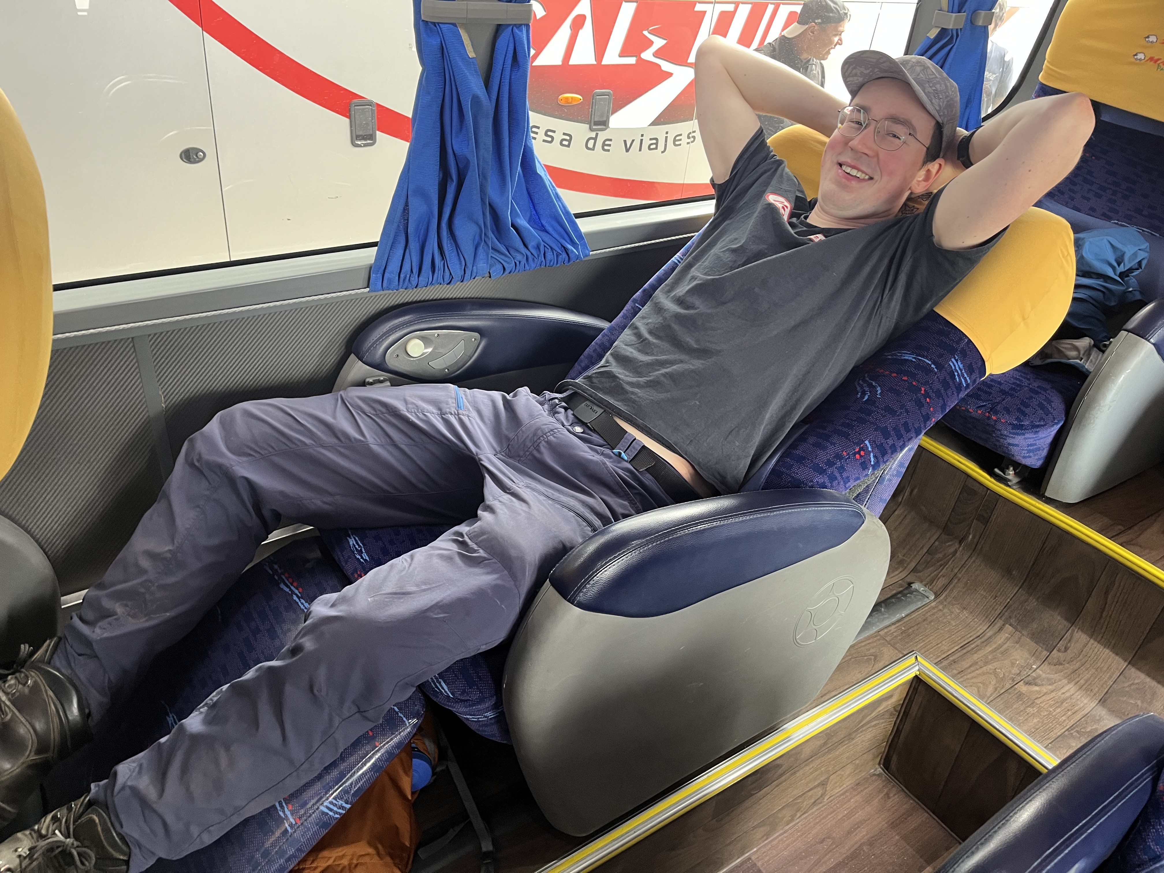 sigurd-im-komfortablen-reisebus